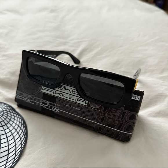 SMILEY® X MARKET SUNGLASSES - Picture 2 of 8